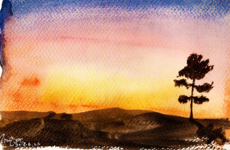 橘黃到粉紅的夕陽天空，遠處山丘上有一棵樹的剪影