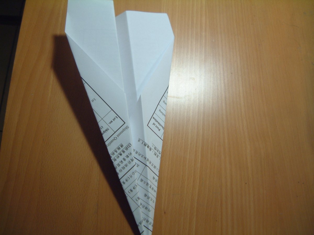 桌上的紙飛機，用印字的回收紙摺成