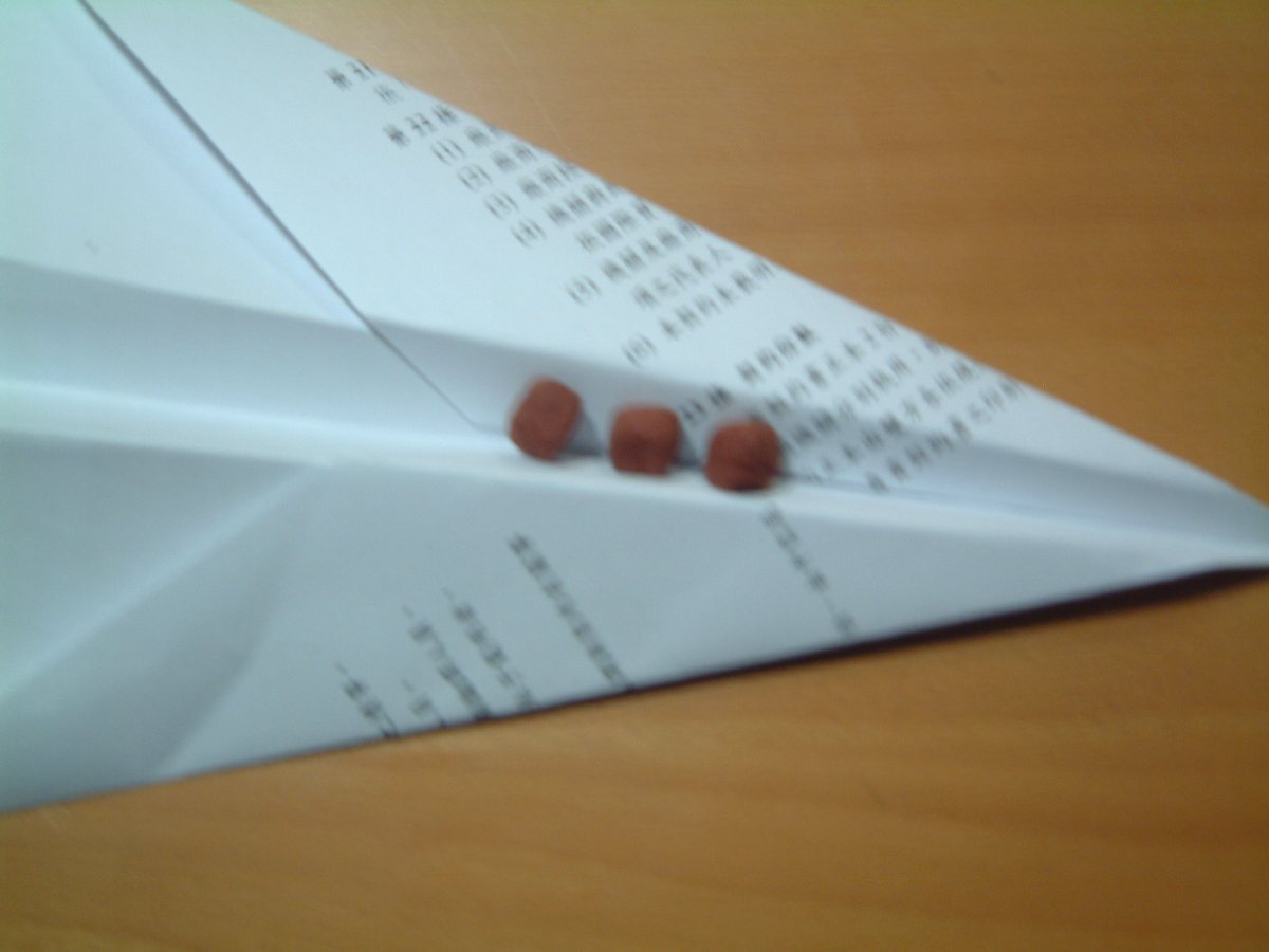 桌上的紙飛機，用印字的回收紙摺成