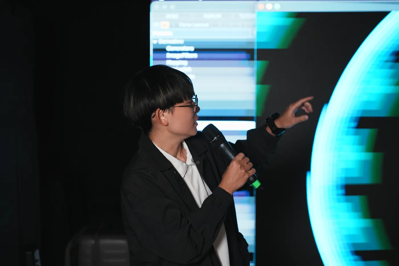 Same workshop: a participant presenting their piece